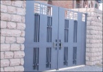 Эксклюзивные автоматические распашные ворота отделанные листом и декоративными элементами