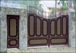 Кованые распашные ворота и калитка с декоративными элементами из листового металла