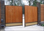 Кованые распашные ворота из дерева с декоративными элементами из листового металла