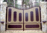 Автоматические распашные ворота с декоративными элементами из листа